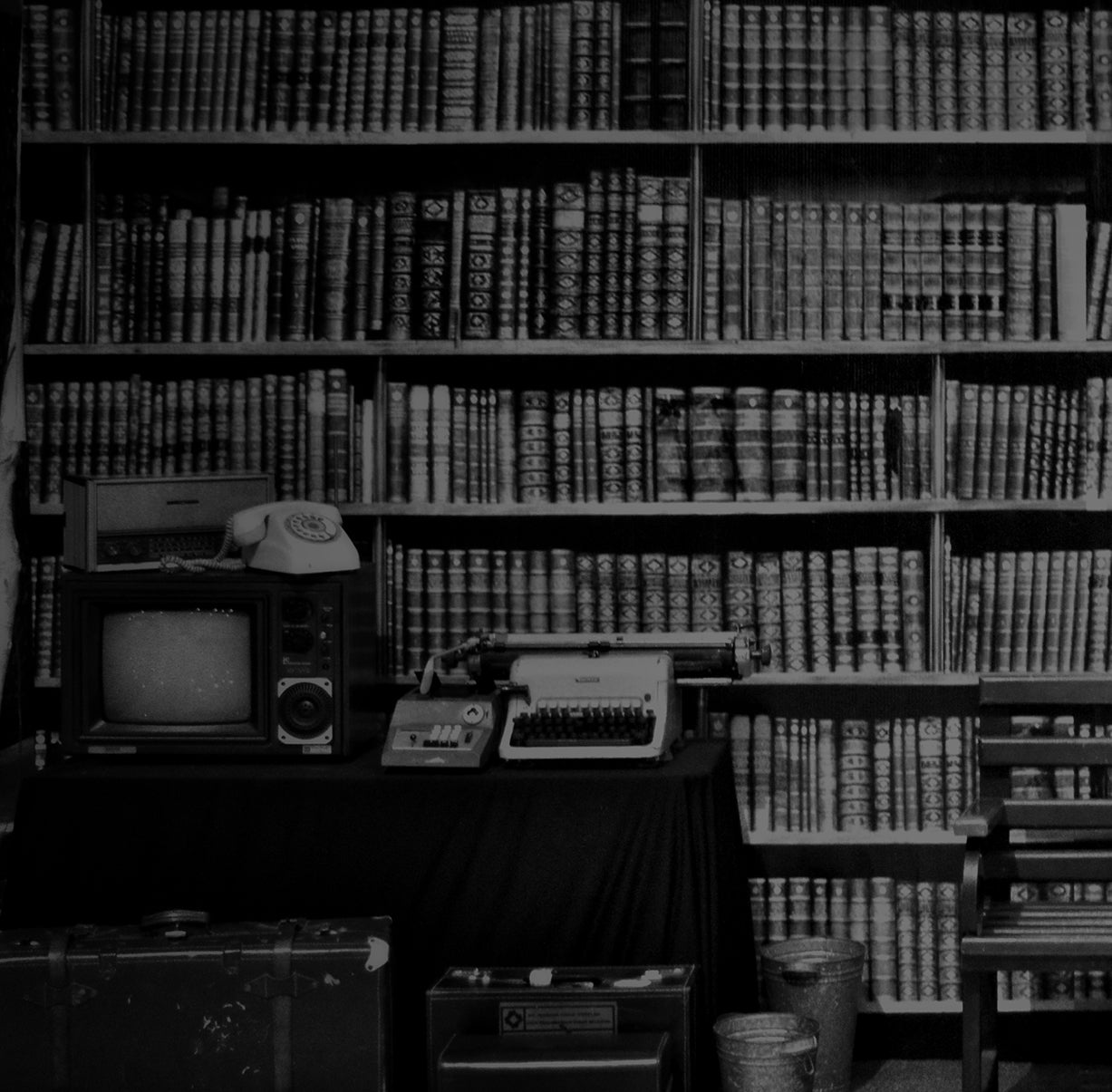 woman-using-mobile-phone-while-sitting-bench-against-bookshelf拷貝.jpg__PID:c6e187ca-a45b-4bd3-a7d2-d975409058fd